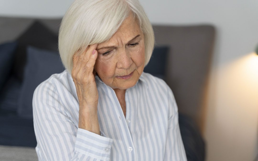 Cefalea y migraña en personas mayores: qué cambia con la edad